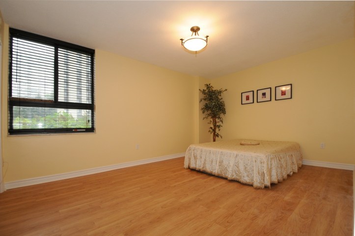 Oversized Master Bedroom with Walk-In Closet