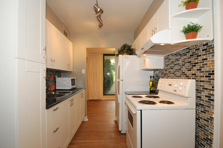 Stunning Modern Kitchen with Glass Tile Backsplash