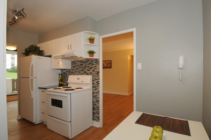 Stunning Modern Kitchen with Glass Tile Backsplash